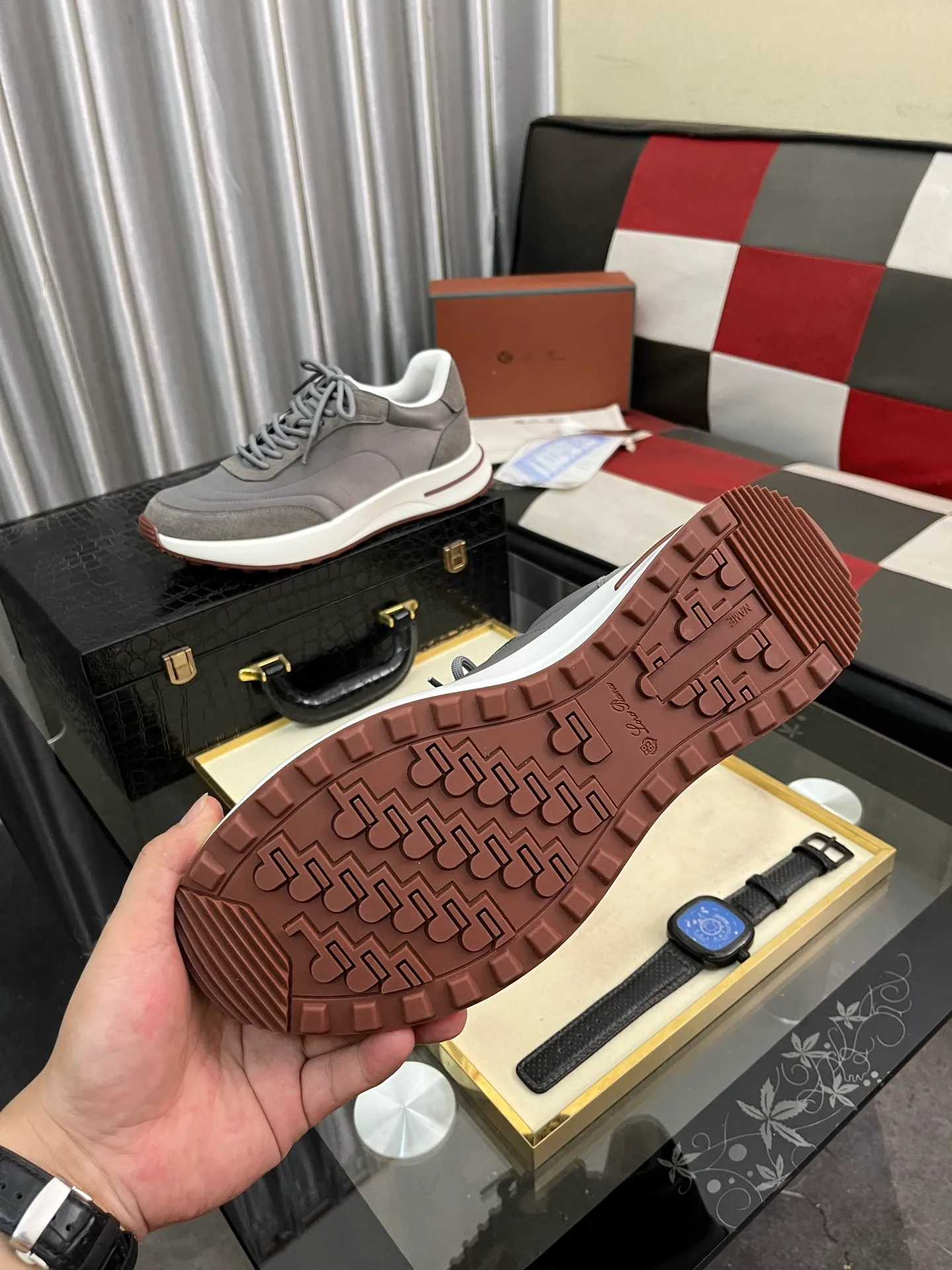 Men's shoes 💰458⌚️⌚️ Loro Pian* Loro Pian* casual shoes are made of cowhide frosted cowhide. Unique texture, simple and elegant, in line with Asian shoe lasts. Almond toe bar, apron style toe, drum-stitched upper. Same color stitching details. Slip-on style for easy on and off. Original color full cowhide lining. The insole is decorated with the 🈶️ brand logo. The original open-molded TPU raw rubber outsole. The soft rubber sole has super grip performance. Comfortable and casual style. You can create 🉑casual🉑formal urban style at will!  Code number: 38-44